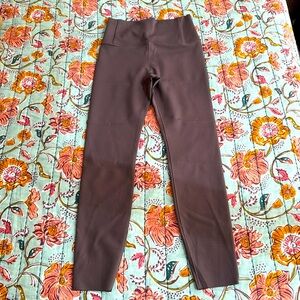 Vuori Evolve Legging in Plum Size S